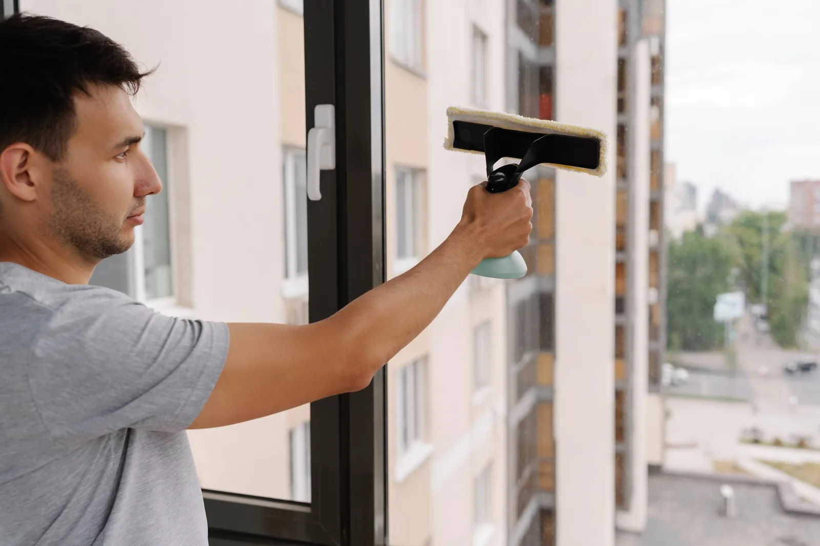 Glasreinigung eines Fensters von Hand